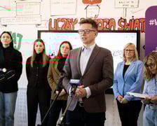 <p>Zdjęcie z konferencji prasowej dotyczącej wdrożenia programu "Zdalny psycholog" w 110 wrocławskich szkołach i przedszkolach. Na pierwszym planie&nbsp;Marcin Miedziński, wicedyrektor Departamentu Edukacji</p>