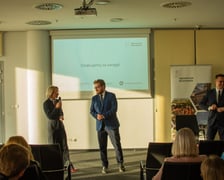 Spotkanie wiceministra cyfryzacji Dariusza Standerskiego z samorządowcami Aglomeracji Wrocławskiej, od lewej poslanka Anna Sobolak, wiceminister Dariusz Standerski, prezes SAW Tomasz Wiśliński