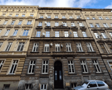 Kamienica przy ul. Komuny Paryskiej 74a przed remontem