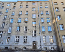 Kamienica przy ul. Komuny Paryskiej 74a przed remontem