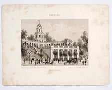 Pocztówka z dawnych czasów z zabudową wzgórza: pawilonem, kolumnadą i belwederem z glorietą