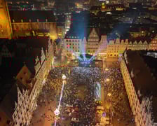 Światełko do nieba podczas 34. Finału WOŚP na wrocławskim Rynku