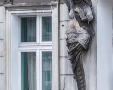 <p>Kamienica przy ul. Wysokiej 4 ma bardzo ornamentalną fasadę</p>