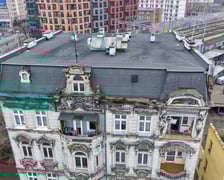 <p>Niewątpliwą zaletą są tu balkony i zdobienia</p>