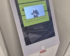 Kolejkomat z tłumaczeniem języka migowego