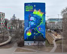 Mural z Marią Skłodowską-Curie na bloku we Wrocławiu, luty 2026