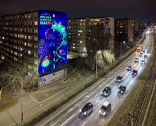 Mural z Marią Skłodowską-Curie na bloku we Wrocławiu, luty 2026
