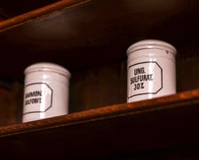 <p>Sloiki na substancje chemiczne, znalezione w aptece po wojnie</p>