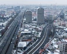 Widok na działkę z budynkami przeznaczonymi do rozbiórki: stacją paliw, restauracją i pawilonem (luty 2026)