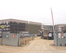 Widok na szpital onkologiczny w budowie, zima 2026