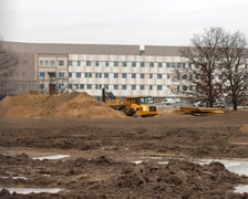 Widok na szpital onkologiczny w budowie, zima 2026