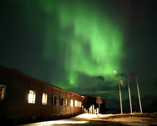 <p>Zorza nad Polską Stacją Polarną Hornsund na Spitsbergenie</p>