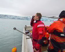 <p>Piotr Niedźwiecki podczas wykonywania obowiązk&oacute;w</p>