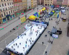 Widok z lotu ptaka na lodowisko w Rynku w weekend 14-15 lutego 2026 r..