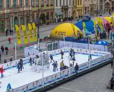 Widok z lotu ptaka na lodowisko w Rynku w weekend 14-15 lutego 2026 r..