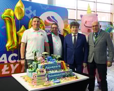 Urodzinowy tort, od lewej: Paweł Rańda - wiceprezes Aquaparku Wrocław, Grzegorz Kaliszczak - prezes Aquaparku Wrocław, Ryszard Kessler - wiceprezydent Wrocławia, Artur Siewierski - wiceprezes Aquaparku Wrocław