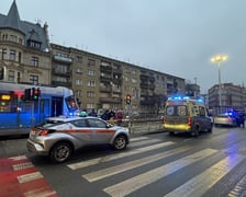 Miejscu wypadku na ul. Kazimierza Wielkiego, gdzie tramwaj potrącił rowerzystę. 17 lutego 2026 r.