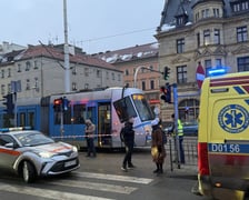 Miejscu wypadku na ul. Kazimierza Wielkiego, gdzie tramwaj potrącił rowerzystę. 17 lutego 2026 r.