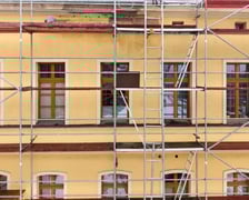 <p>W październiku 2025 na budynek zawaliło się drzewo</p>