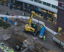 Trwają prace po awarii magistrali na ul. Traugutta - sobota 21 lutego 2026 r. Montaż nowej rury