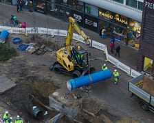Trwają prace po awarii magistrali na ul. Traugutta - sobota 21 lutego 2026 r. Montaż nowej rury