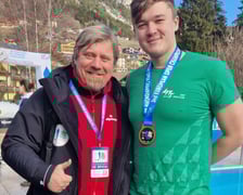 Wojciech Kosiedowski, sędzia starter 2. Mistrzostw Europy w Zimowym Pływaniu w czerwonym polarze i ciemnej zimowej kurtce  i Mateusza Pawlica w zielonej koszulce z krótkim rękawem z medalem na szyi