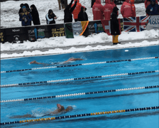 Mateusz Pawlica w czepku płynie jednym z torów na basenie w  Molveno