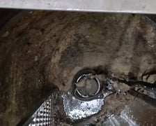 <p>Pracownicy MPWiK odnajdują tu rozmaite rzecz, od podpasek, po ubrania</p>