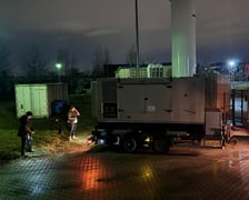 <p>Tansport agregatu do szpitala</p>