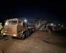 <p>Tansport agregatu do szpitala</p>