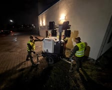 <p>Tansport agregatu do szpitala</p>