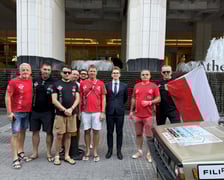 <p>Uczestnicy wyprawy pod polską ambasadą w Bangkoku</p>