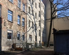 Podwórko przy ul. Brzeskiej 25A przed metamorfozą