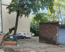 <p>Podw&oacute;rko przed zmianą. Po lewej stonie widać zbudowany przez mieszkańc&oacute;w&nbsp; wybieg dla kot&oacute;w.&nbsp;</p>