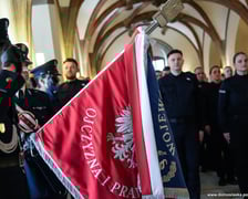 Ślubowanie nowoprzyjętych policjantów garnizonu dolnośląskiego w Sali Rycerskiej wrocławskiego Ratusza.