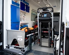 <p>Wewnątrz znajduje się nowoczesny sprzęt zapewniający wygodę i opiekę przy transporcie międzyoddziałowym</p>