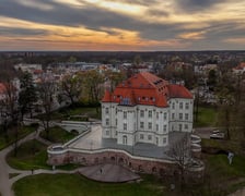 <p>Zamek w Leśnicy, widok z drona</p>