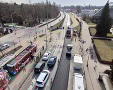 Układanie masy bitumicznej na ulicy Powstańców Śląskich między Orlą a Krzycką