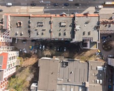 <p>Podw&oacute;rko&nbsp;w obrębie ulic&nbsp;Barlickiego, Nowowiejską, Orzeszkowej i Wyszyńskiego, w stanie obecnym - niedługo przejdzie remont</p>