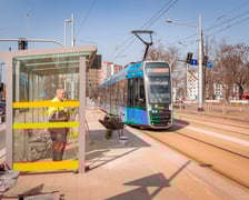 <p>200-metrowy odcinek trasy autobusowo-tramwajowej jest już niemal gotowy. Zdjęcie z 11 marca&nbsp;</p>