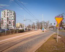 <p>200-metrowy odcinek trasy autobusowo-tramwajowej jest już niemal gotowy. Zdjęcie z 11 marca&nbsp;</p>