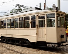 <p>Zabytkowy tramwaj LH Standard w przedwojennym, piaskowym malowaniu.&nbsp;</p>