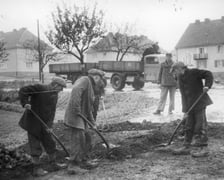 <p>Robotnicy przymusowi w Niemczech, lokalizacja nieznana, zdjęcie ilustracyjne. Wśr&oacute;d robotnik&oacute;w przymusowych skierowanych do Breslau, byli także rodzice Petera Bozicia. Nie wiemy gdzie byli zakwaterowani. Czy był to ob&oacute;z pracy, czy kamienica przy ulicy Glinianej.&nbsp;</p>