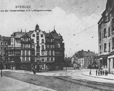 <p>Nieistniejąca już kamienica na rogu ulic Glinianej i Ł&oacute;dzkiej w latach 1905-1920. To w niej mieszkali niekt&oacute;rzy z bohater&oacute;w powieści Petera Bozicia.</p>