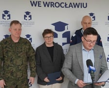 W drugim rzędzie od lewej strony: płk Edward Chyła, dowódca16 DBOT, Beata Freier, dyrektor Uniwersyteckiego Szpitala klinicznego we Wrocławiu, Dariusz Staniów, dyrektor Wydziału Bezpieczeństwa i Zarządzania Kryzysowego DUW.