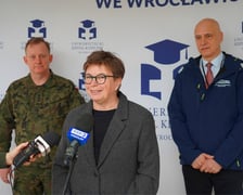 Od lewej strony: płk Edward Chyła, dowódca16 DBOT, Beata Freier, dyrektor Uniwersyteckiego Szpitala klinicznego we Wrocławiu, Dariusz Staniów, dyrektor Wydziału Bezpieczeństwa i Zarządzania Kryzysowego DUW.