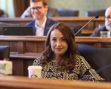 <p>Radna Anna Kołodziej podczas sesni Rady Miejskiej Wrocławia, zdjęcie archiwalne.</p>