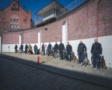<p>Szkolenie mundurowych przewodnik&oacute;w i ich ps&oacute;w służbowych z ZK1 przy Kleczkowskiej</p>