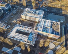 <ul>
<li><strong>90 mln zł</strong> &ndash; koszt budowy Zespołu Szkolno-Przedszkolnego przy ul. Zwycięskiej</li>
<li><strong>25 mln zł</strong> &ndash; rozbudowa Szkoły Podstawowej nr 6 przy ul. Gorlickiej</li>
<li><strong>15,5 mln zł</strong> &ndash; nowe ośmiooddziałowe przedszkole przy ul. Rogowskiej</li>
<li><strong>5 mln zł</strong> &ndash; termomodernizacja elewacji VIII LO przy ul. Jantarowej</li>
<li><strong>3,7 mln zł</strong> &ndash; remont i docieplenia dach&oacute;w oraz elewacji budynk&oacute;w Przedszkola nr 104 przy ul. Niedźwiedziej</li>
<li><strong>1,5 mln zł</strong> &ndash; Studencki Program Stypendialny</li>
<li><strong>2641 zł</strong> &ndash; miesięczne utrzymanie jednego dziecka w przedszkolu publicznym</li>
<li><strong>1573 zł</strong> &ndash; miesięczne utrzymanie ucznia szkoły podstawowej</li>
</ul>