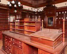 <p>Apteka pod Słońcem sprzedana - zabytkowe meble zostają</p>